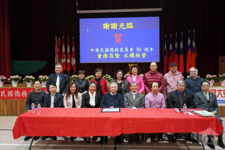 主講人簡許邦僑務諮詢委員(前排右五)與其他榮譽職人員合照