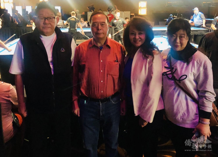 張曉琴(右2)、林萬發(左2)等僑領與僑胞比賽現場合影