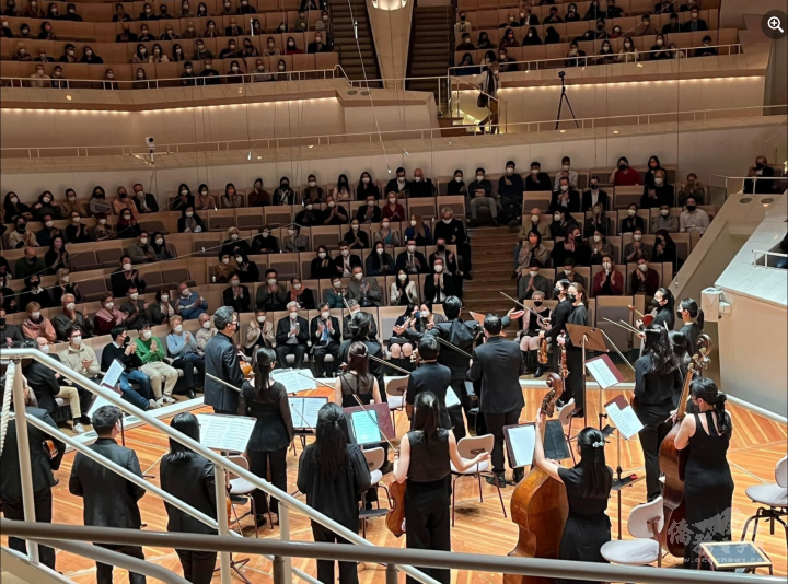 巴雀樂團在古典音樂殿堂柏林愛樂演奏廳演出