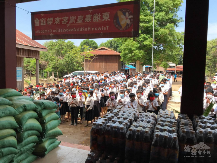 柬埔寨達那基里省雲曬村Sala bakthom seksa Rock學校學生合影