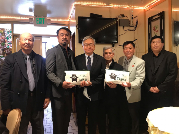 致贈僑委會「熊愛臺灣愛心能量包」