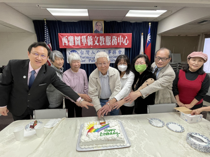 童振源委員長與當月壽星鄉親們一起歡唱生日快樂歌並一同合切蛋糕