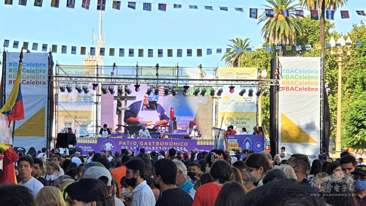 布宜諾斯艾利斯世界民族美食嘉年華會中現場人山人海,舞台上臺灣選手(左一)余承諭正在準備料理