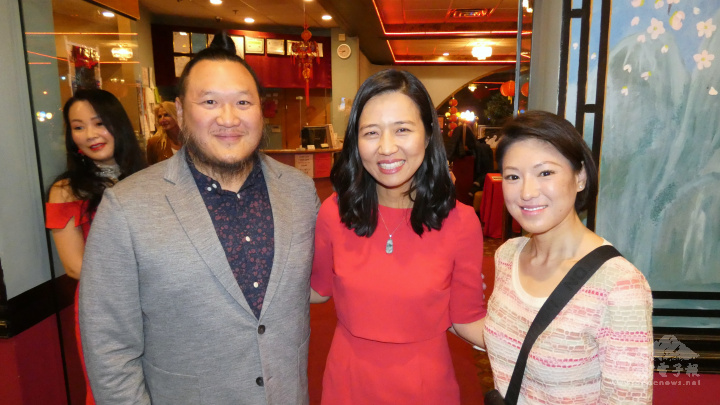 波士頓市長吳弭(Michelle Wu，中)和龍鳳酒樓老闆梅錫銳的子女，燒酒餐廳老闆梅沛傑(左)， 在龍鳳擔任要職的梅佩凡(右)都是千禧年世代的年輕人