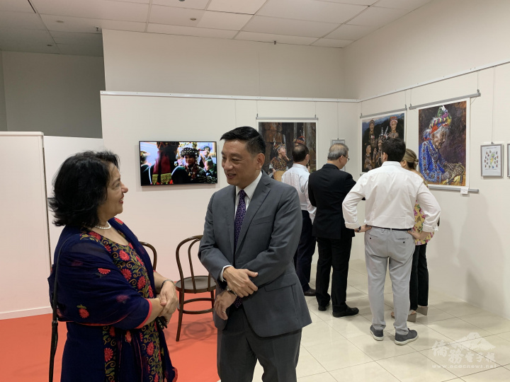 陶令文與貴賓交流