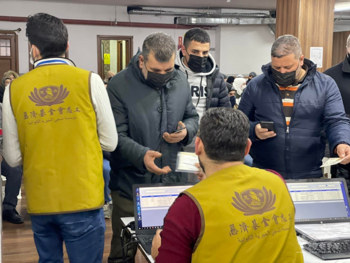 志工們一個個核對身分無誤後才發給憑證、領取補助