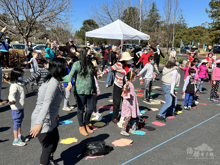 主流社區民眾學習臺灣原住民舞蹈