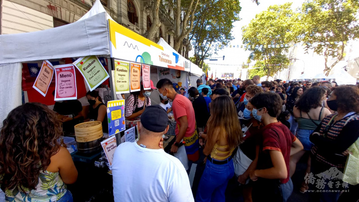 阿根廷首都民族美食嘉年華,臺灣攤位前大排長龍
