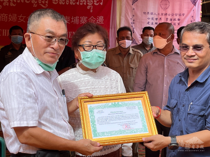 世華柬埔寨金邊分會會長黃桂沄(中) 僑務促進委員戴昌華(左)與 森隆東縣長(右)合影