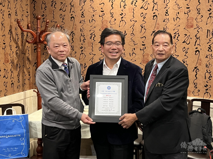 北加州逢甲大學校友會致贈獎牌，左起陳紹卿、葉至誠及張人睿