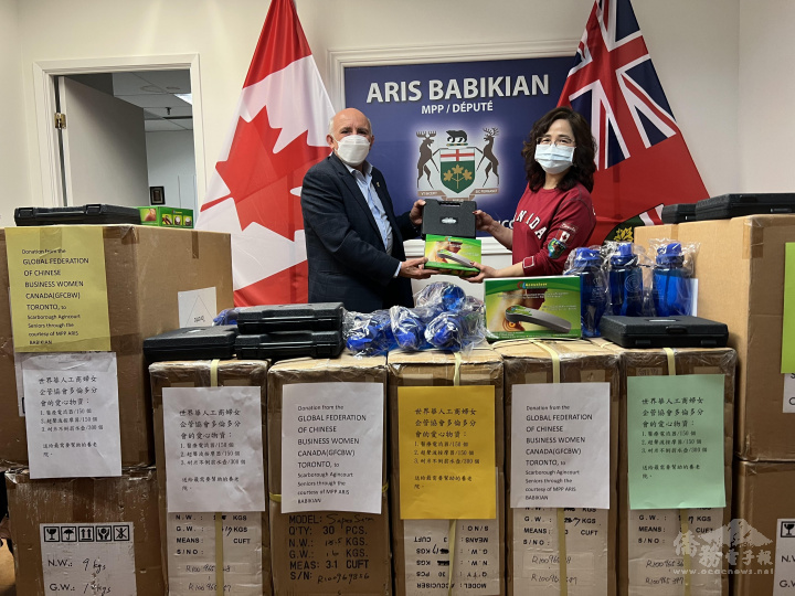 世華婦女協會多倫多分會捐贈士嘉堡老人院醫療電流器等愛心物資一批，由省議員白必勤（Aris Babikian）(左) 在其士嘉堡辦公室代表收下會長林桂珠(右)的捐贈