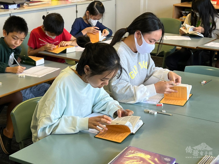 參賽同學們神采自若的翻閱字典