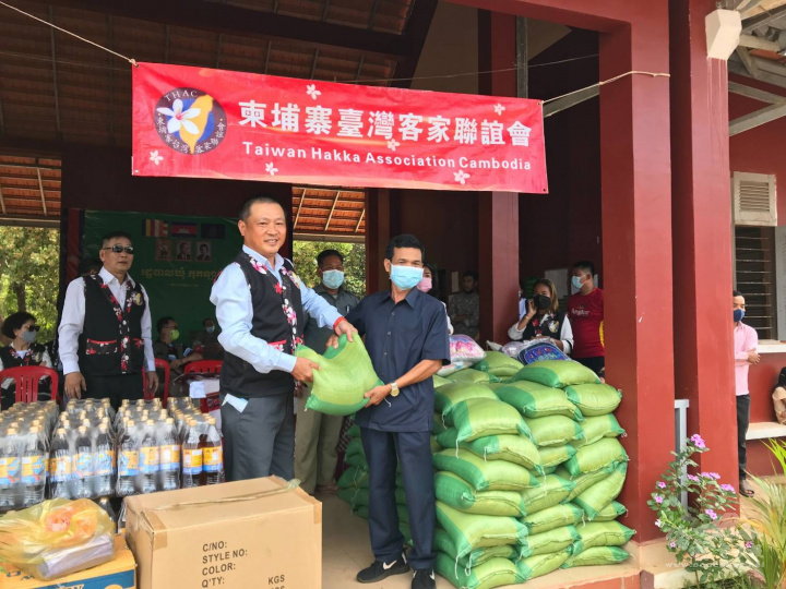 監事長黃燕琪(左)捐贈物資，由少數民族部落 Pai Die村長(右)代表接受