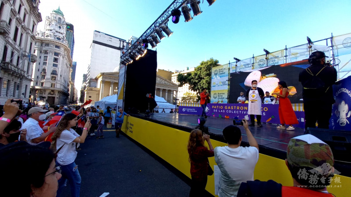 余承諭在民族廚藝比賽中,呈現臺灣小吃刈包,以素食口味及蓬鬆的刈包皮,讓評審驚艷,舞台位於市中心總統府廣場