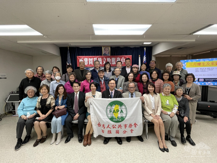 童委員長與鄉親們一起合影