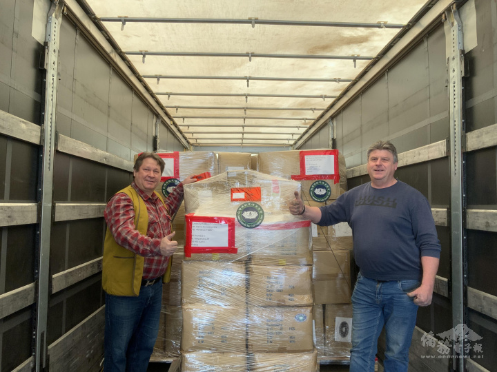 左為臺商FUM DA公司Peter Nakov丈夫