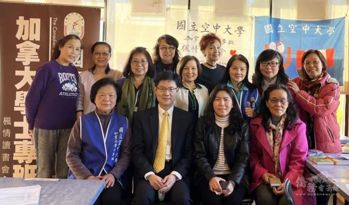 空大加拿大服務處開學註冊，江佳慧（前排右2）及黃慶育（前排左2）前往致意