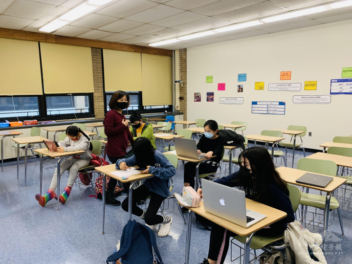 陳美智老師為六年級學生解釋打字比賽規則