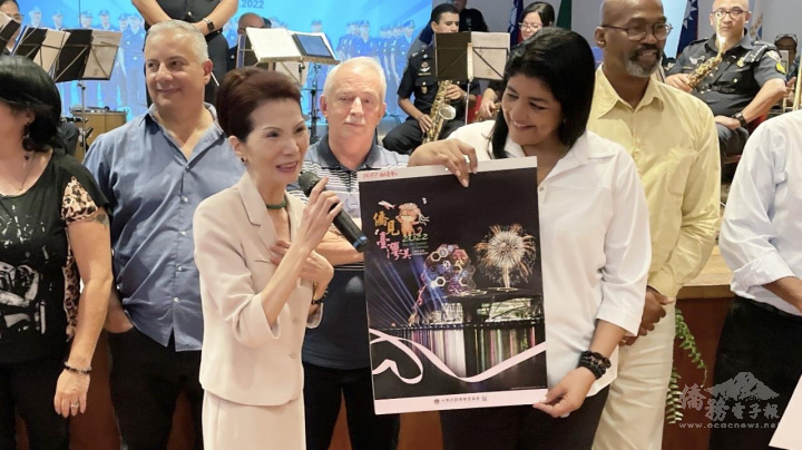 支黃秀莉代表中心致贈僑委會精美臺灣風景月曆給出席人員，由Elza（右）代表接受