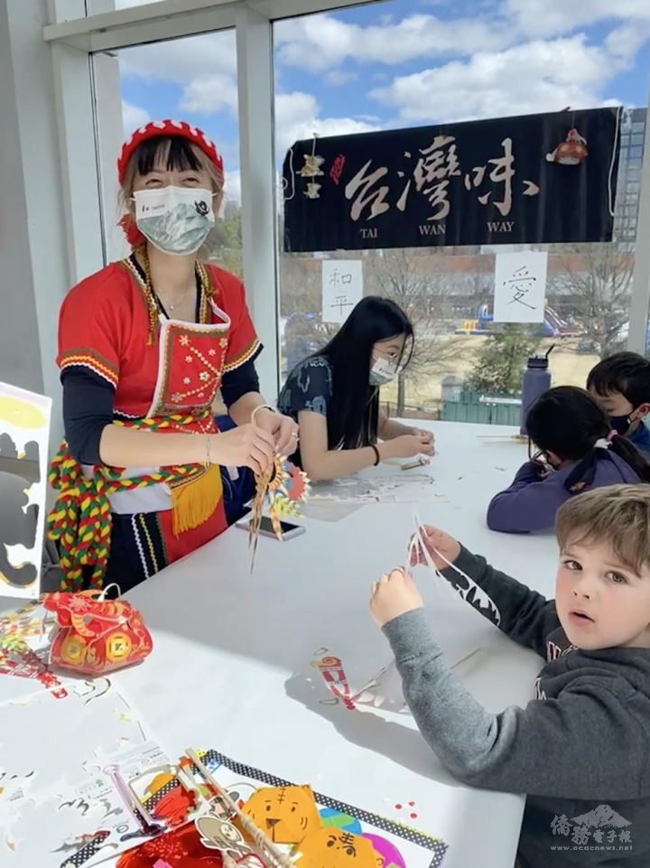 林曉曼帶著小朋友製作原住民立體頭套