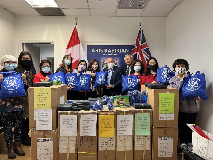 白必勤 (右五) 回贈其辦公室防疫物資包給林桂珠(右三)等10人