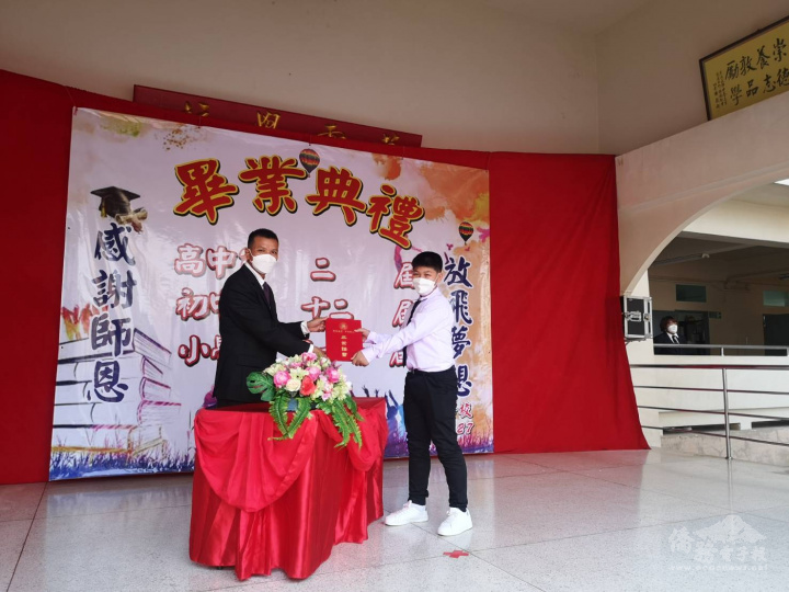 田景燦向畢業生頒發證書