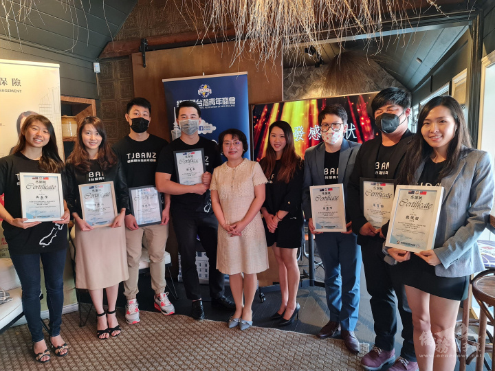 滿任會長游宛蓉（右４）頒發理監事感謝狀並與處長陳詠韶（右５）合影