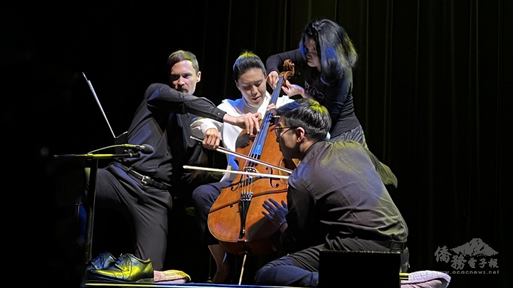 「福爾摩沙四重奏」四人聯彈大提琴，選的曲目是2018年榮登俄羅斯排行榜榜首的烏克蘭流行曲「哭泣」（Plakala），該曲是烏克蘭第一隻Youtube點閱率超過2億的視頻。（記者孫影真／攝影）