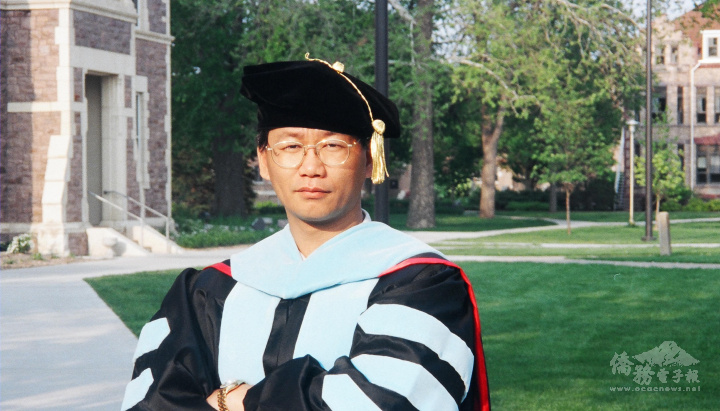 簡明輝畢業於美國South Dakota 州立大學，擁有教育管理系博士學位