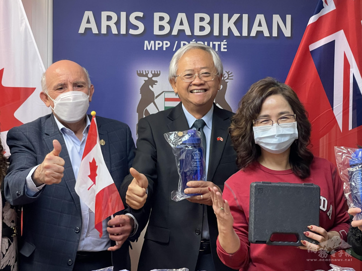 省議員白必勤 (左) 與世華婦女協會多倫多分會會長林桂珠 (右)，以及協助聯繫捐贈事宜的僑務諮詢委員邢增輝(中)合照