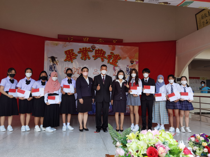 校長田景燦，副校長董嬌玫，主任譚倩盈頒獎給統考成績前三名優秀學生