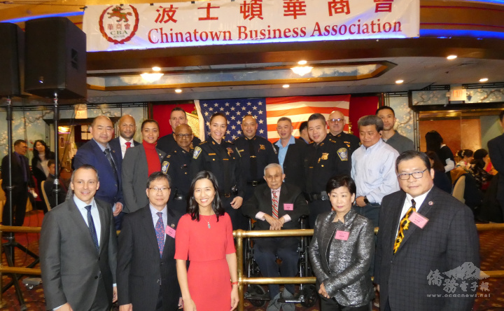 波士頓市長吳弭(Michelle Wu，前左三)，麻州眾議員Aaron Michlewitz (前左起)，紐英崙中華公所主席雷國輝，波士頓僑領陳毓禮，波士頓華商會會長蔡倩婷，副會長陳仕維等人 和波士頓市警察合影