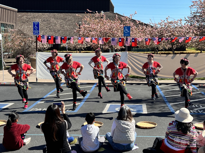 Jolly Dancer表演臺灣原住民舞蹈獲得好評 