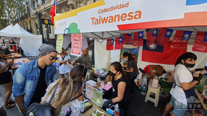 僑青蔡亞君為民眾介紹臺灣美食