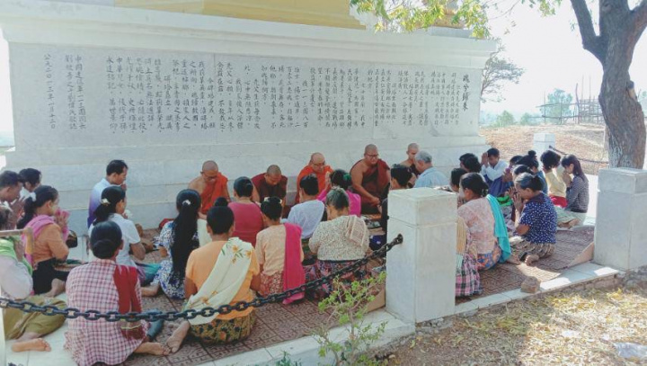 駐緬甸代表處3月15日上午在仁安羌大捷紀念碑，依當地禮俗向中華⺠國遠征軍陣亡將士英靈誦經致敬