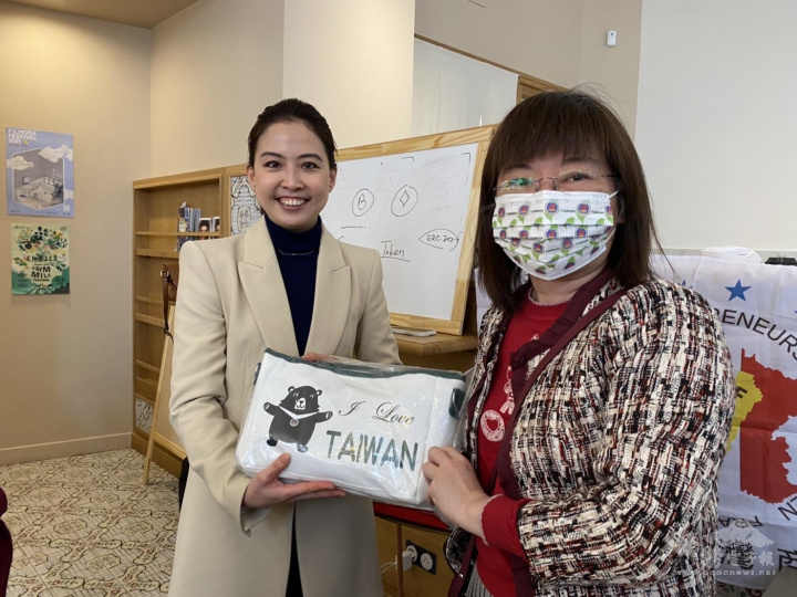 駐法國代表處僑務組組長劉素秋（右）贈送僑務委員會「熊愛臺灣-愛心能量包」予講師趙偉喬（左）。