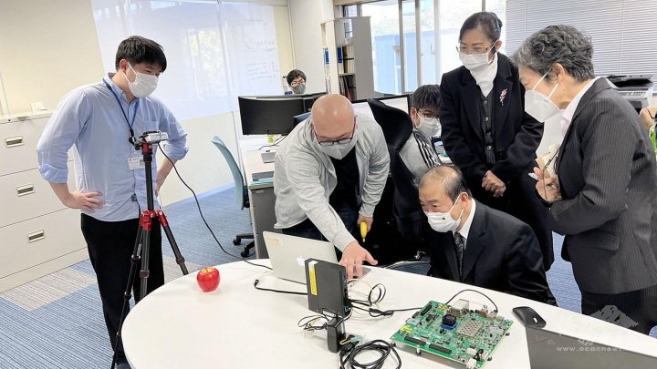 九州工業大學仿神經型態AI硬體研究中心田中悠一朗助教(左1) 介紹AI辨識系統