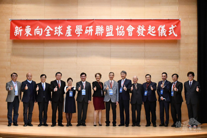 與會貴賓合影。(左三為經濟部政務次長陳正祺、左四為立法委員王定宇、左五為僑委會副委員長徐佳青、左六為臺灣智庫共同創辦人林佳龍、右七為ESG世界公民數位治理基金會董事長陳春山、右六為崇越集團董事長郭智輝)