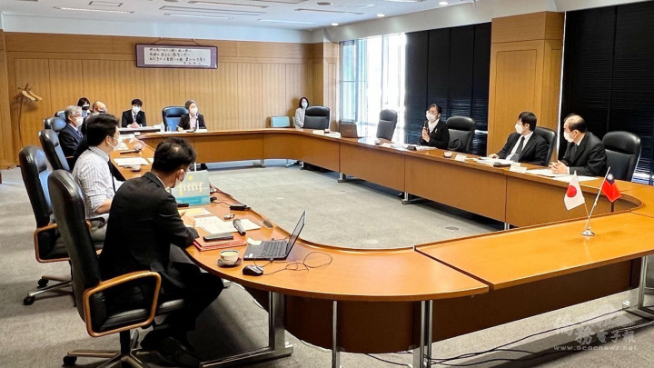 駐福岡辦事處處長陳銘俊(右1)及駐日本代表處顧問鄒幼涵(右3)等人與FAIS交流