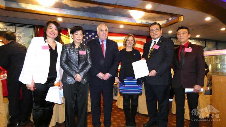 波士頓市議會議長Ed Flynn和不分區市議員Erin Murphy頒發表揚狀給波士頓華商會， 由華商會會長蔡倩婷，副會長陳仕維和兩名大會司儀陳文珊(左一)，譚達兒(右一)代領