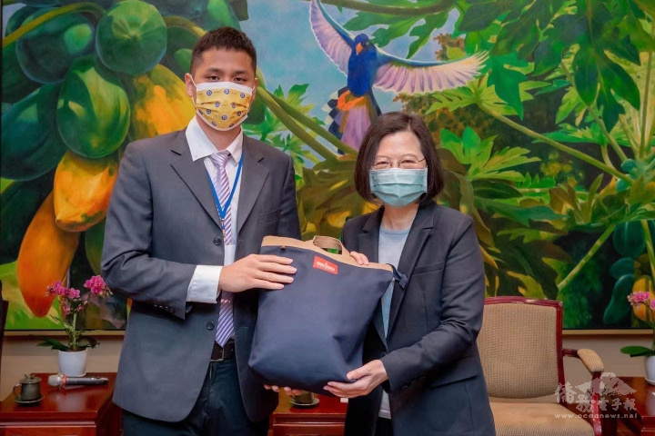 蔡英文總統向張富肯頒獎嘉勉