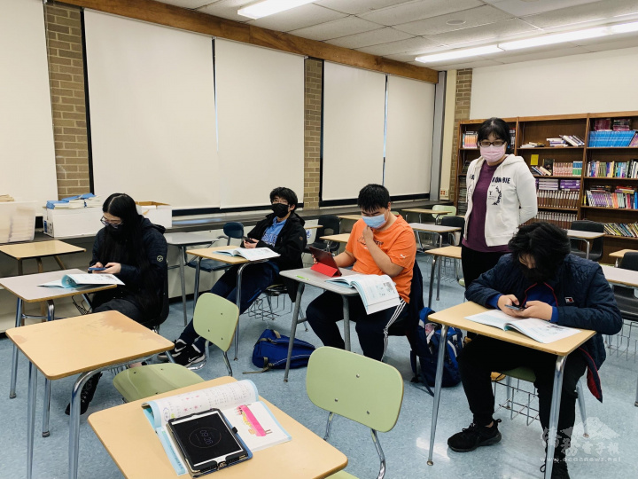 新海臺灣華語文學習中心精英班學生使用iPhone 和 iPad 參加打字比賽