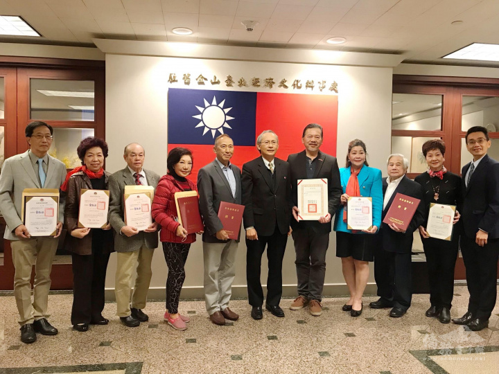 賴銘琪（中）、蘇上傑（右1）與獲聘僑務榮譽職人員合影