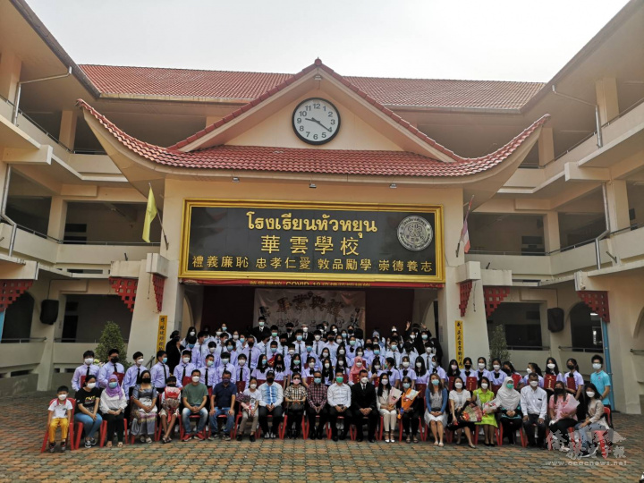 校董家長祝賀親友代表與畢業生合影