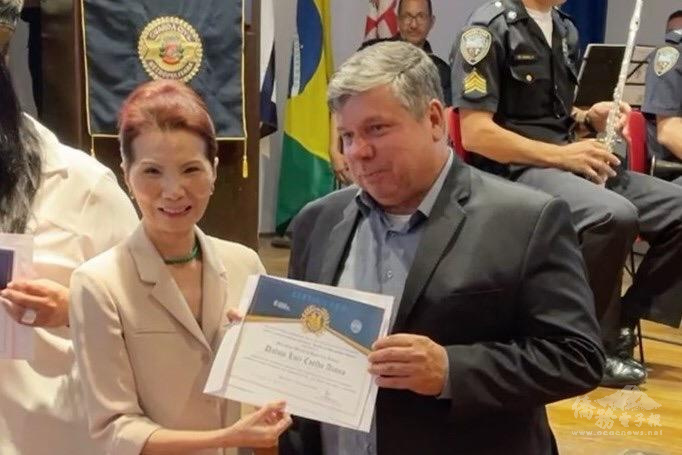 支黃秀莉頒發獎狀給副局長Dalmo Luiz