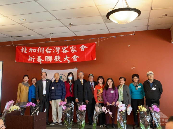 賴銘琪(左6)莊雅淑(左5)與徐民忠(左7)之新理事團隊合影