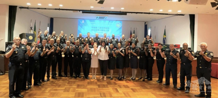 局長Elza（中右穿白上衣）、名譽會長支黃秀莉（中左穿白上衣）和軍警們合影