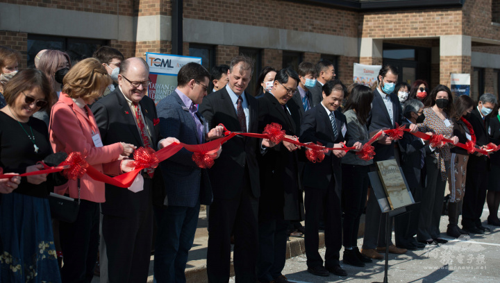 與會貴賓為安娜堡臺灣華語文中心剪綵誌慶