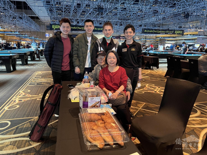 臺灣同鄉會張愛惠會長（中坐）前往為臺灣代表團加油