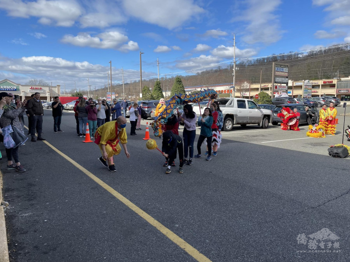現場提供小舞龍，讓小朋友也體驗舞龍的樂趣